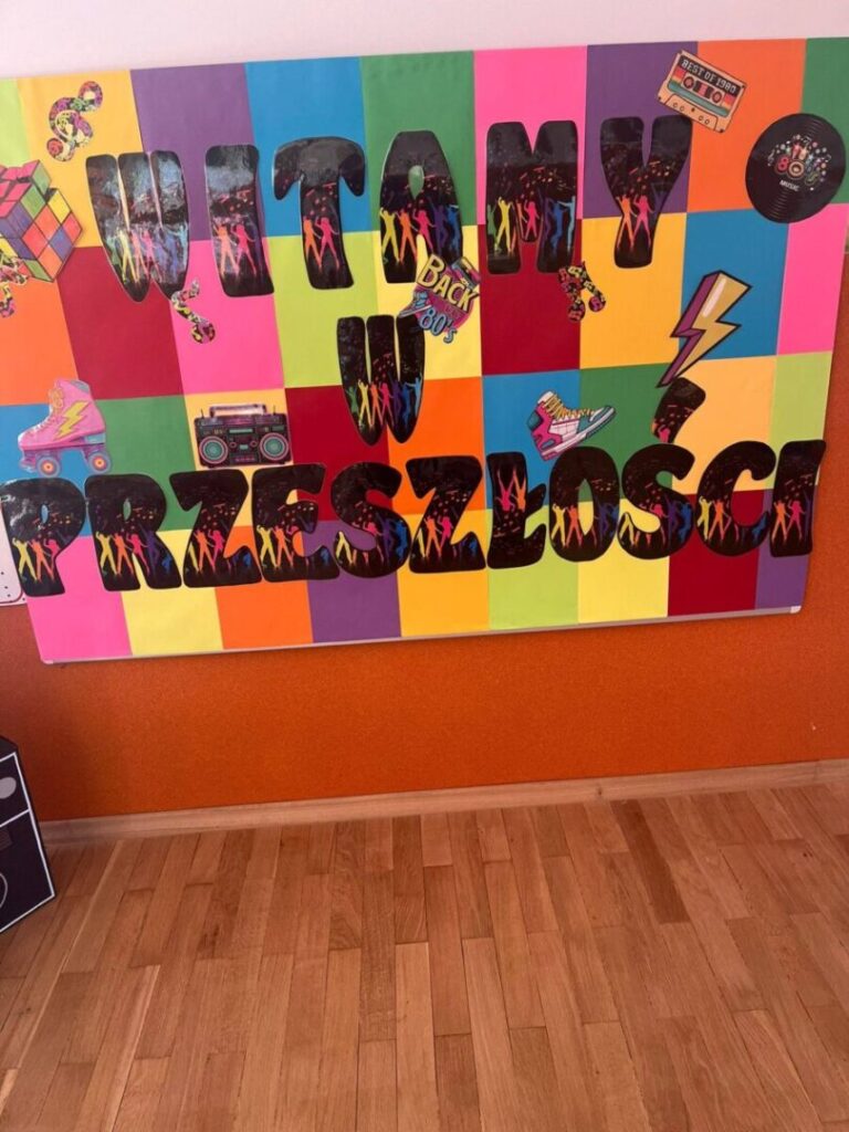🎶 Dziś w grupie Sarenki świętowaliśmy wyjątkowy Dzień Rodziny w prawdziwie neonowym stylu lat 80.!🎶 4 10 Scaled 6 768x1024