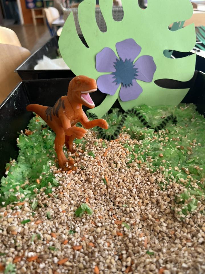 W minionym tygodniu wyruszyliśmy w podróż do bardzo odległej przeszłości, realizując temat „W dawnych czasach”. 🌋 🦖 4 3