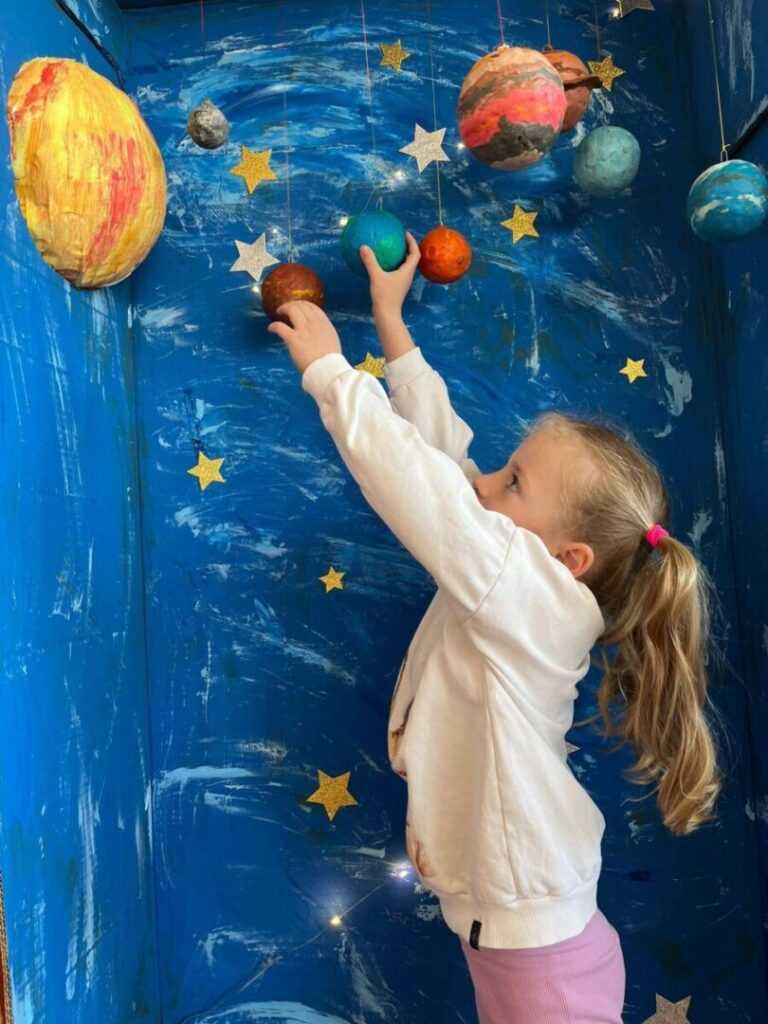 W tym tygodniu nasze przedszkole zamieniło się w prawdziwe kosmiczne centrum odkryć! 🚀✨ 5 9 Scaled 5 768x1024