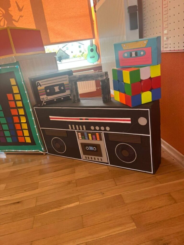 🎶 Dziś w grupie Sarenki świętowaliśmy wyjątkowy Dzień Rodziny w prawdziwie neonowym stylu lat 80.!🎶 6 10 Scaled 6 768x1024