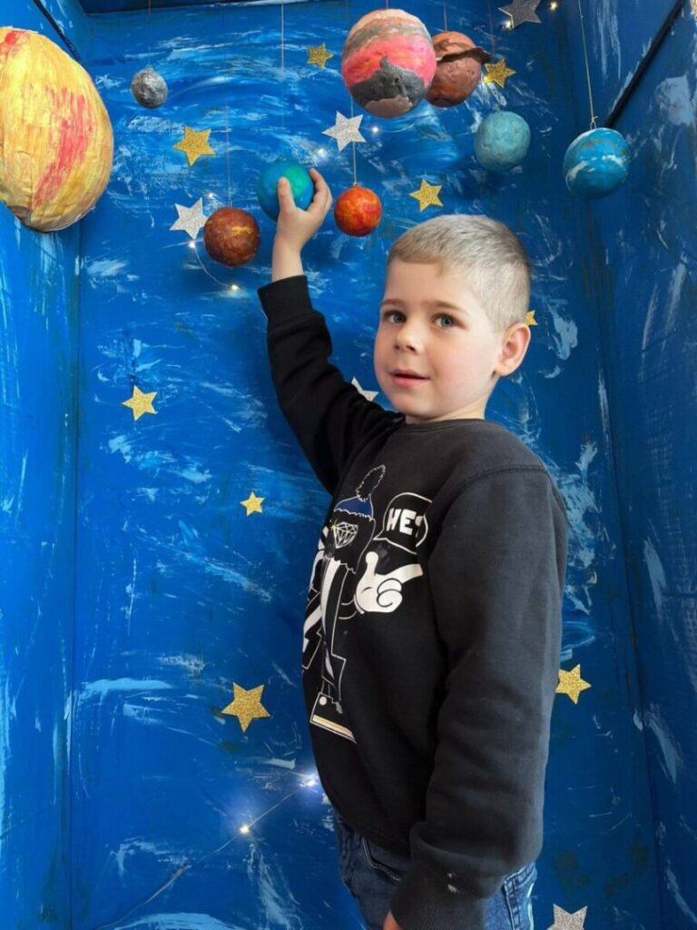 W tym tygodniu nasze przedszkole zamieniło się w prawdziwe kosmiczne centrum odkryć! 🚀✨ 8 9 Scaled 5 768x1024